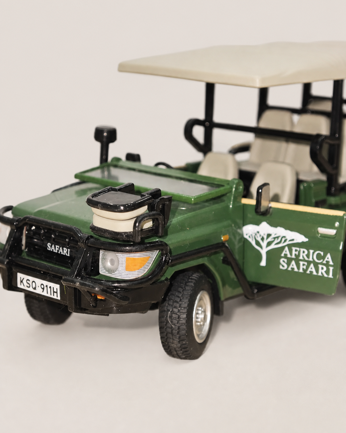 Open Side Green 1:40 African safari vehicle model